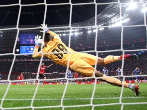 1 kiến tạo và 1 pha cản penalty, M.U đã tìm được người thay De Gea