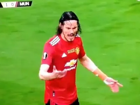Cavani tức giận, bật lại HLV Solskjaer ngay trên sân