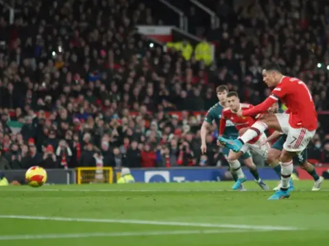 10 cầu thủ ghi bàn từ chấm penalty nhiều nhất thế kỷ 21: Ronaldo bỏ xa Messi