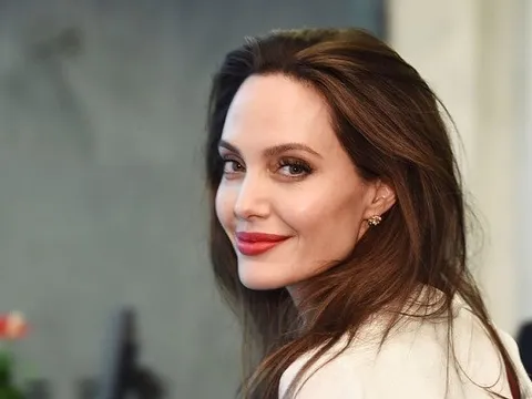 10 fan nổi tiếng nhất của Liverpool: Từ Angelina đến Nelson Mandela