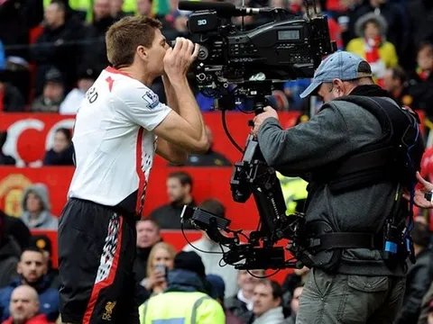 10 hình ảnh ấn tượng nhất lịch sử cặp trận M.U - Liverpool: 'Mr. Camera'; 'Đóa hồng' rực sáng