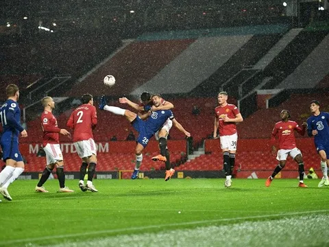 10 hình ảnh ấn tượng ở vòng 6 EPL: Maguire 'đấu vật'; Siêu phẩm Rooney tái hiện
