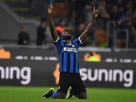 10 khoảnh khắc ấn tượng trên sân cỏ Serie A vào đêm qua