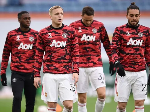 10 sao 'xịt' Premier League mùa này: M.U góp 2 cái tên