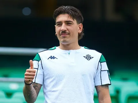 Bellerin đánh giá phong độ của Tomiyasu