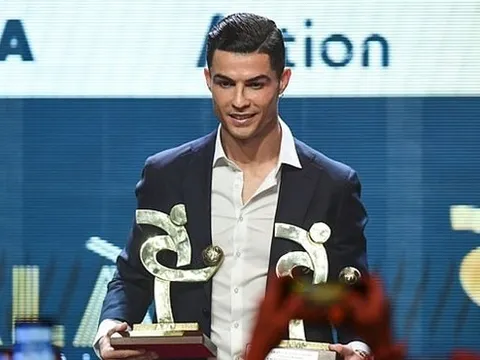 SỐC: Ronaldo đợi cả buổi trong xe, chỉ bước vào hội trường khi biết mình có giải