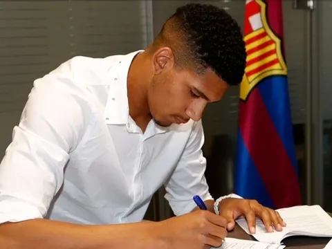 CHÍNH THỨC: Barca chốt tương lai Ronald Araujo