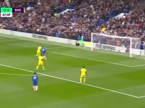 Ronaldo và Maguire khiến phòng thay đồ M.U chia rẽ