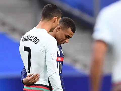 12 giây tiếp xúc giữa Ronaldo và Mbappe thu hút hơn 3 triệu lượt xem