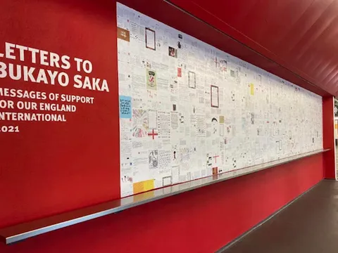 Arsenal dựng "bức tường Saka" ở Emirates