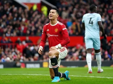 "Ronaldo ngã quá dễ dàng và VAR đã vào cuộc"
