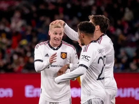 Màn trình diễn mùa hè cho thấy Van de Beek sẽ có vai trò mới ở M.U