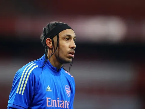 Neville: "Mấy cái tên Arsenal đó trông giống như một mafia thu nhỏ vậy"