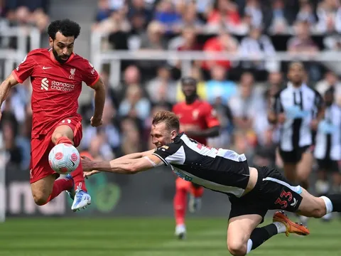 Salah bị tóm giò; Ronaldo lạnh như băng
