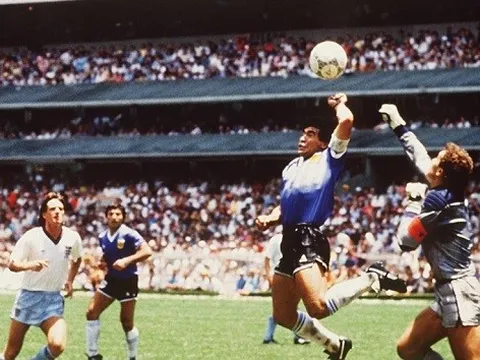 Choáng với số tiền đấu giá chiếc áo 'Bàn tay của chúa' của Maradona