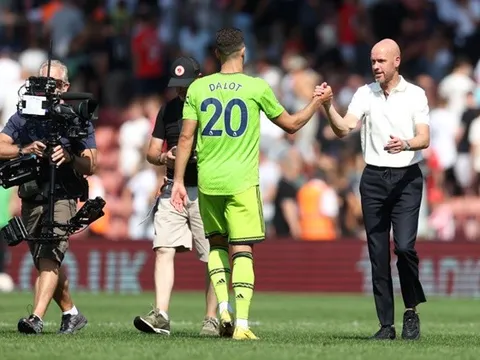 "Dalot không phải là câu trả lời dài hạn cho Man United"