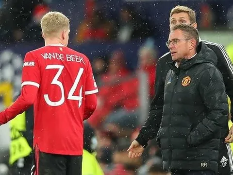 Cách M.U đối xử với Van de Beek trái ngược với bình luận của Rangnick