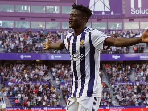 Thi đấu xuất sắc, trụ cột hàng thủ của chủ tịch "Rô béo'' được 4 tên tuổi chú ý