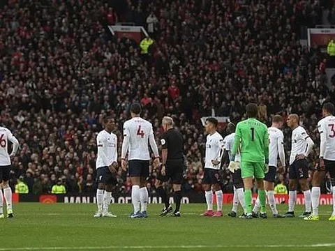 Phạm lỗi rõ ràng, Man Utd 'đánh lừa' cả VAR?
