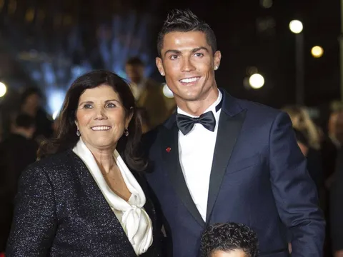 Mẹ Ronaldo: 'Đám mafia trong bóng đá đã cướp QBV của con tôi'