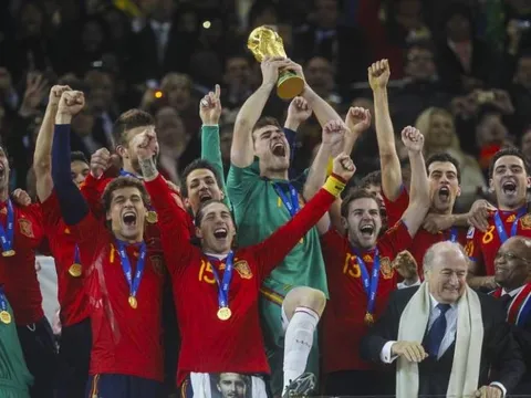 10 cuộc chia tay sân cỏ đầy nuối tiếc: Thủ thành huyền thoại và đấu sĩ thành Rome