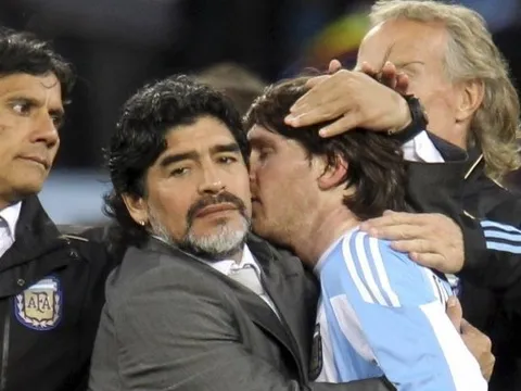 Con trai Maradona đề nghị Barca treo áo số 10