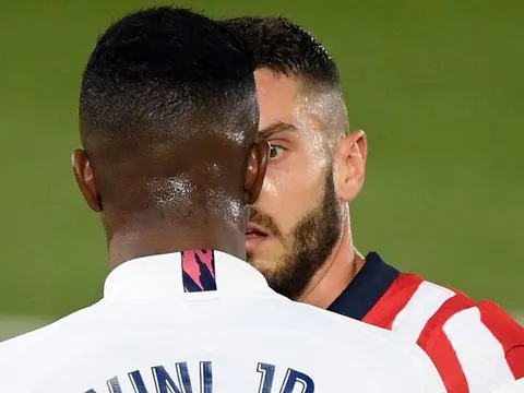 SỐC! Bị khiêu khích, Vinicius lao vào đòi "khô máu" với Koke