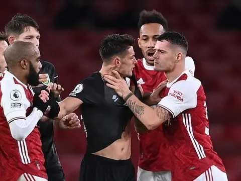 SỐC! Granit Xhaka nổi điên, bóp cổ đối thủ không thương tiếc