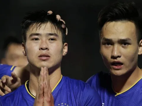 Hùng Dũng bị xoạc bóng ác ý, Duy Mạnh thất thần cầu nguyện