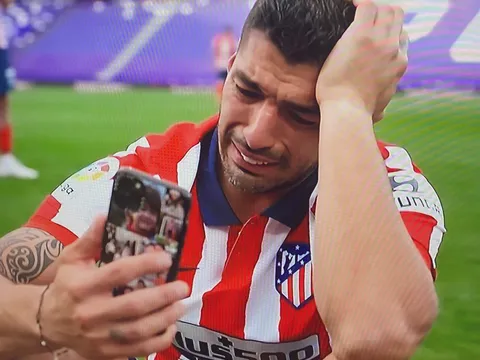 Luis Suarez khiến nữ phóng viên xinh đẹp mủi lòng