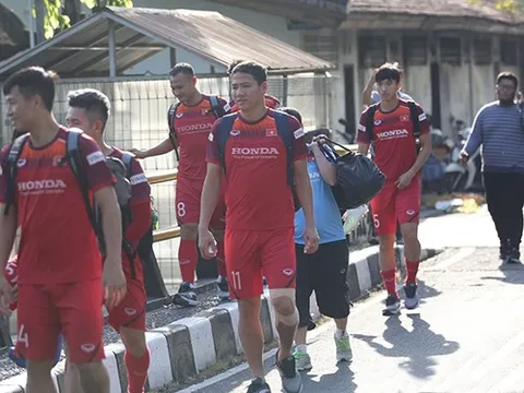 NÓNG! Tuyển Việt Nam gặp sự cố ngay khi tới Indonesia