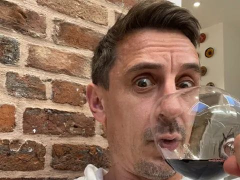 Gary Neville ê mặt vì cười cợt Liverpool