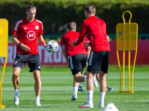 Mane và Mendy choáng ngợp trước tấm chân tình của NHM quê nhà