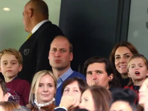 Bỏ qua Liverpool, Hoàng tử Anh dẫn vợ con đi xem trận đấu cùng giờ