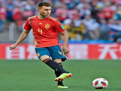 Thâu tóm Laporte, Barca bán 2 trung vệ để nâng cao ngân sách
