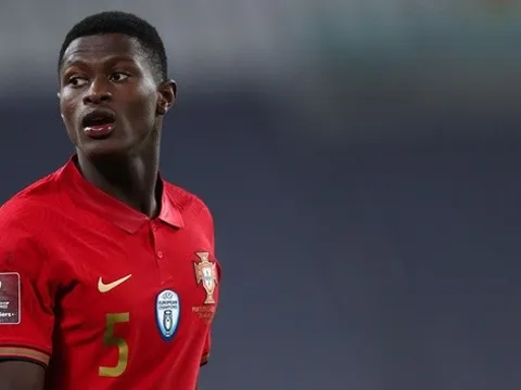 CHOÁNG! Sao U22 VN dằn mặt 'vua phá lưới Indo' cực gắt vì tiểu xảo với Trọng Hoàng