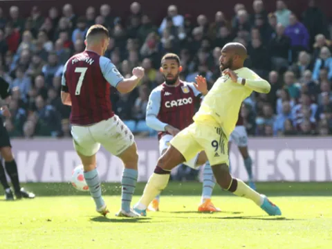 Lacazette giận dữ với Emile Smith Rowe, khẳng định vị thế ở Arsenal