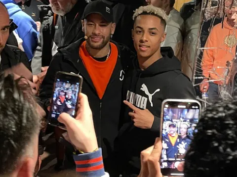 Cầu thủ "tài năng hơn Saka" rạng rỡ sánh vai với Neymar