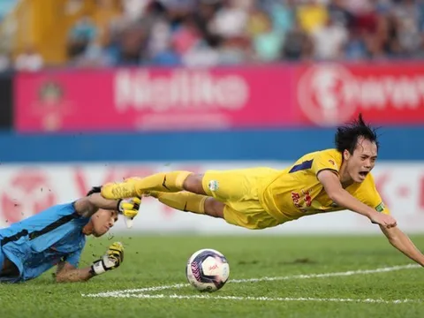 Trọng tài V-League tiếp tục khiến dư luận hoài nghi