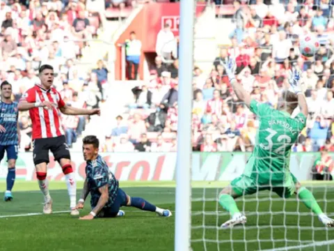 Thua trận thứ 3 liên tiếp, Pháo thủ bị cả Man Utd vượt mặt