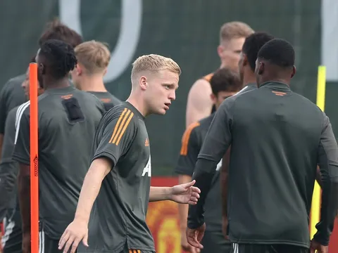 2 cái tên trở lại, Van de Beek tìm thấy 'cạ cứng' trên sân tập Man Utd