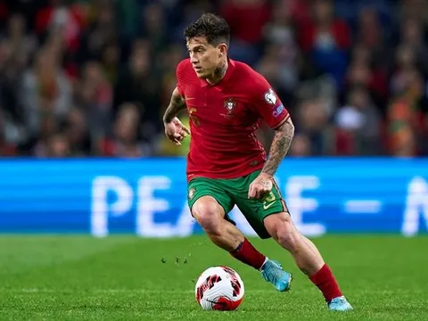 2 cầu thủ chạy cánh phải hàng đầu, giá dưới 35 triệu bảng cho Man Utd