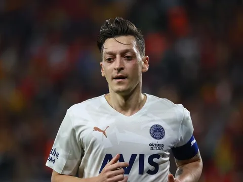 Ozil phá vỡ im lặng sau án cấm thi đấu