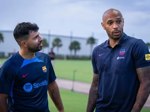 2 huyền thoại xuất hiện, De Jong tệ hại ở buổi tập của Barca