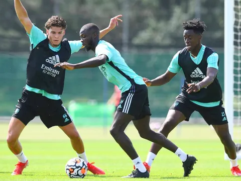 2 tân binh ghi dấu ấn trên sân tập Arsenal
