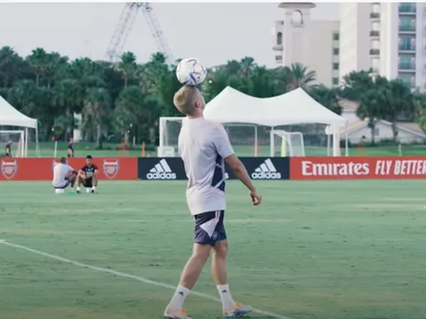 Arteta nói chuyện riêng với 1 cầu thủ trong video ra mắt Zinchenko