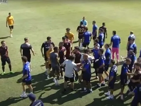 20 cầu thủ lao vào ẩu đả trong trận thua của CLB Premier League