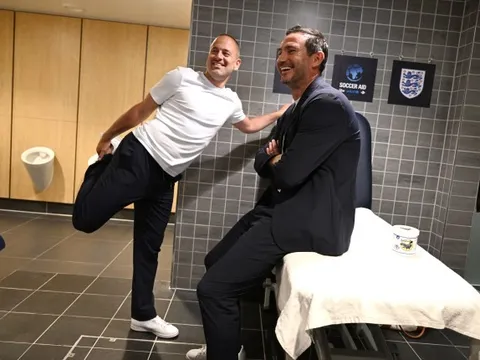 Joe Cole khuyên Lampard tránh xa chiếc ghế nóng Chelsea