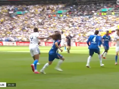Fan MU bức xúc vì Calvert-Lewin thoát thẻ đỏ vụ kéo tóc Cucurella