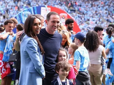 Vợ đẹp chung vui khi Lampard giúp Coventry vô địch